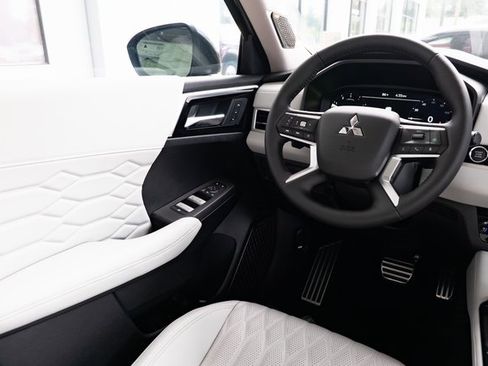 New 2025 Mitsubishi Outlander AWD image 12