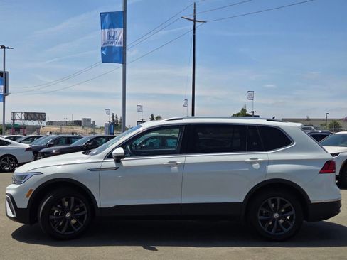 Used 2024 Volkswagen Tiguan SE w/ Panoramic Sunroof Package AWD/4WD image 4