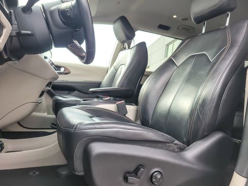 Used 2017 Chrysler Pacifica Touring-L image 6
