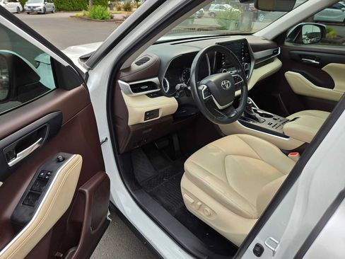 Used 2022 Toyota Highlander XLE AWD/4WD image 20