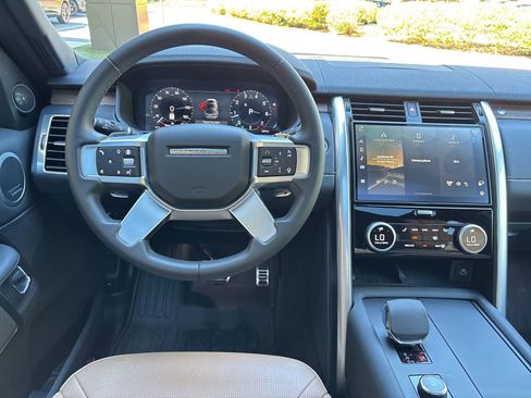 Certified 2024 Land Rover Discovery Dynamic SE image 28