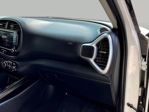 Used 2025 Kia Soul LX w/ LX Technology Package FWD image 18
