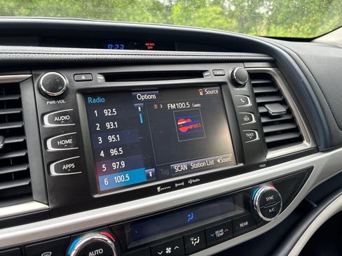 Used 2018 Toyota Highlander Plus AWD/4WD image 30