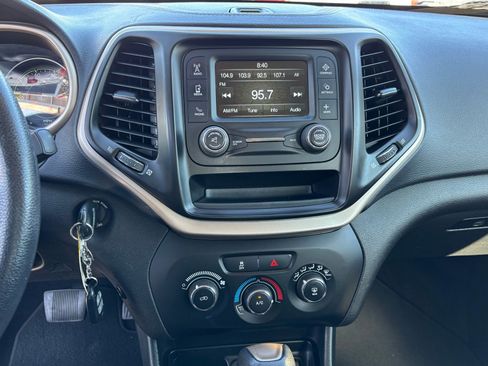 Used 2018 Jeep Cherokee Sport FWD image 15