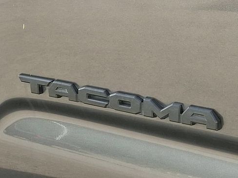 Used 2021 Toyota Tacoma SR5 AWD/4WD image 29