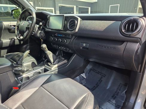 Used 2019 Toyota Tacoma TRD Off-Road w/ TRD Premium Off Road Package AWD/4WD image 18