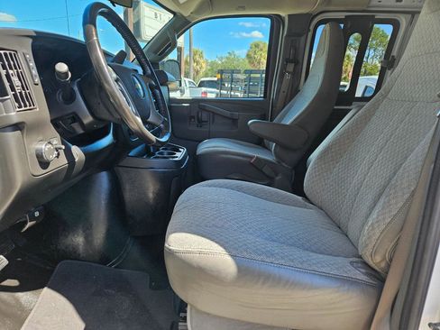 Used 2017 Chevrolet Express 3500 Extended RWD image 6