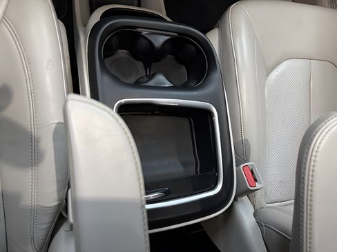 Used 2018 Chrysler Pacifica Touring-L Plus w/ Advanced Safetytec Group FWD image 16