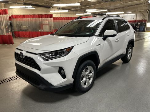 Used 2021 Toyota RAV4 XLE AWD/4WD image 5