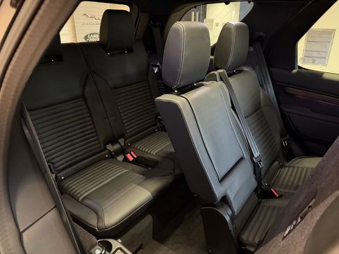 New 2025 Land Rover Discovery Dynamic SE image 18