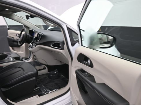 Used 2024 Chrysler Pacifica Touring-L FWD image 26