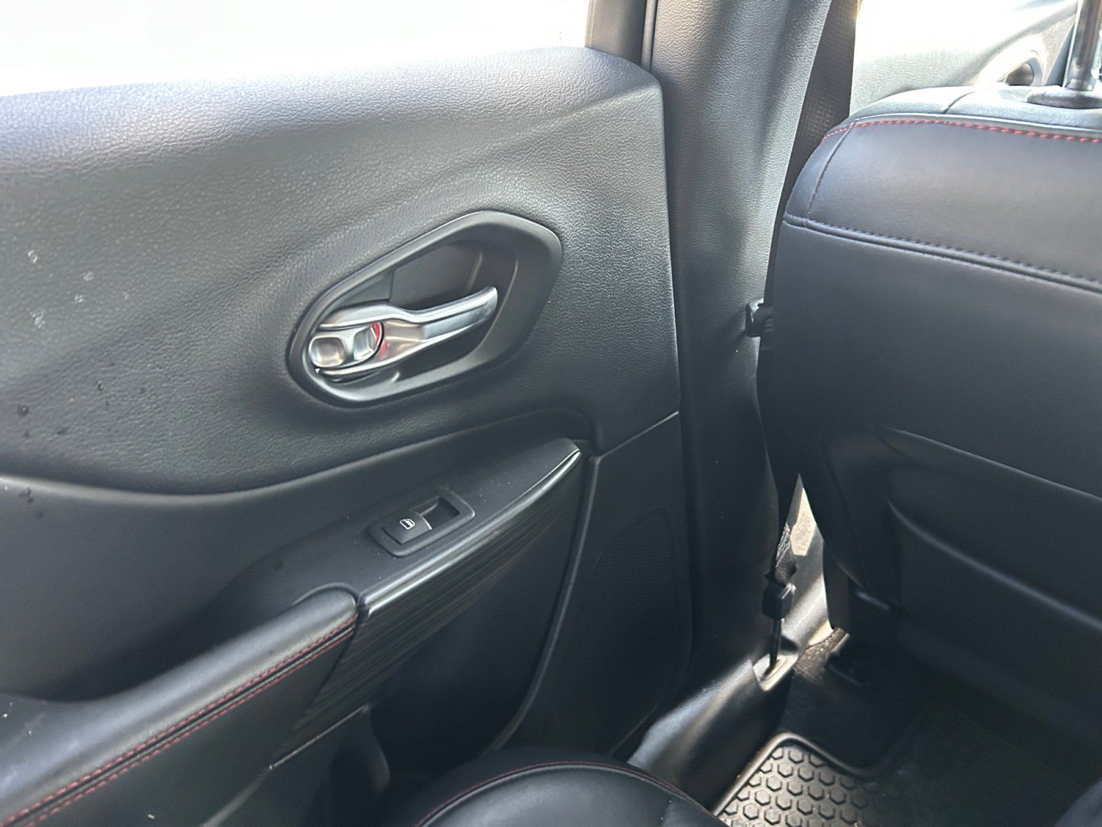 Used 2015 Jeep Cherokee Trailhawk w/ Leather Interior Group AWD/4WD image 19