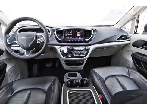 Used 2023 Chrysler Pacifica Touring-L FWD image 9