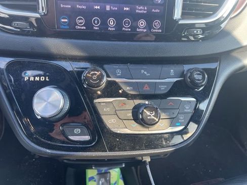 Used 2020 Chrysler Pacifica Touring-L image 14