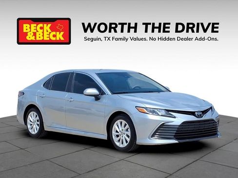 Used 2022 Toyota Camry LE w/ Carpet Mat Package (TMS) FWD image 3