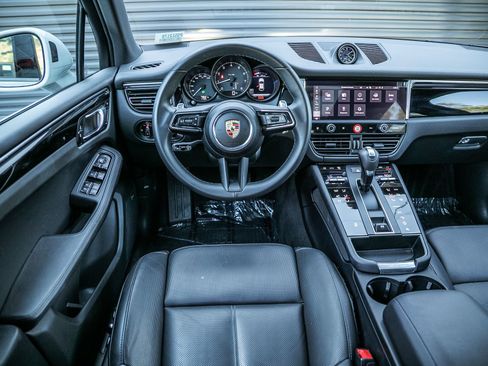 Certified 2025 Porsche Macan image 11