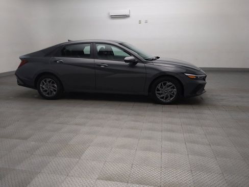 Used 2025 Hyundai Elantra Hybrid FWD image 11