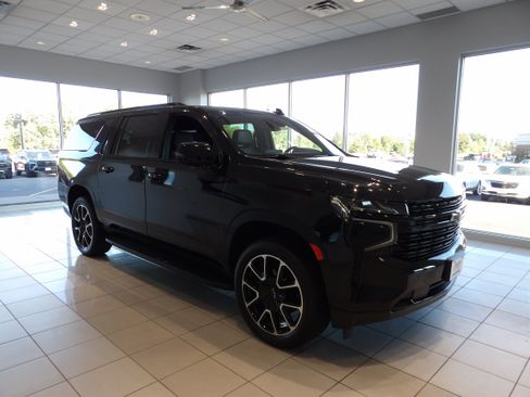 Used 2023 Chevrolet Suburban RST w/ Luxury Package AWD/4WD image 3
