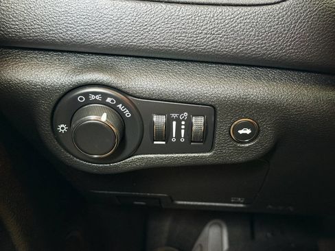 Used 2015 Chrysler 200 Limited w/ Convenience Group FWD image 33