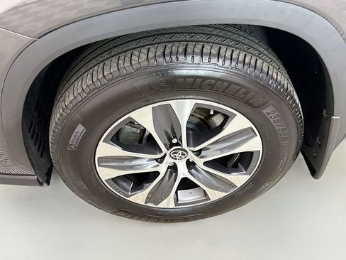 Used 2024 Toyota Highlander XLE image 30