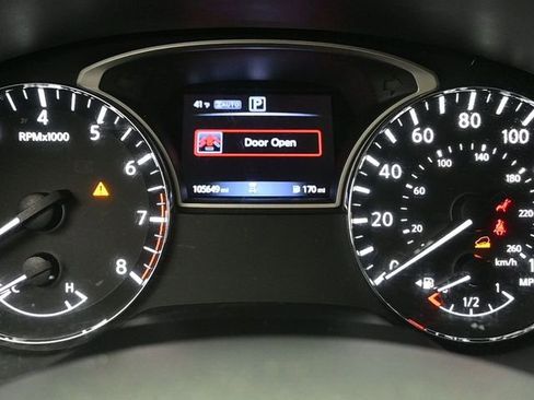 Used 2018 Nissan Pathfinder S image 18