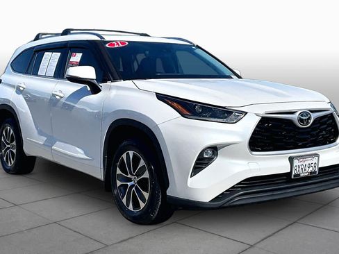 Used 2021 Toyota Highlander XLE AWD/4WD image 2