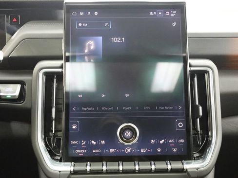 Used 2025 GMC Yukon XL Denali w/ Denali Reserve Package AWD/4WD image 5