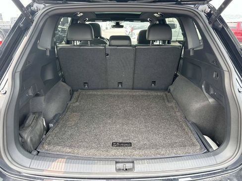 Used 2024 Volkswagen Tiguan SE R-Line AWD/4WD image 9