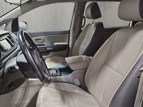 Used 2017 Kia Sedona LX w/ LX Essentials Premium Package image 8