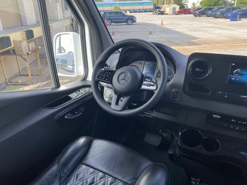 Used 2024 Mercedes-Benz Sprinter 2500 image 3