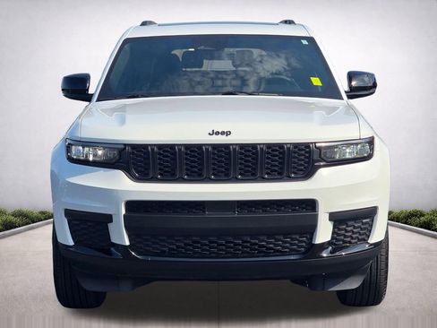 Used 2025 Jeep Grand Cherokee L Altitude image 3