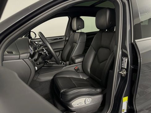 Certified 2025 Porsche Macan image 5