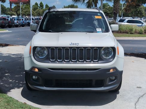 Used 2018 Jeep Renegade Latitude FWD image 3