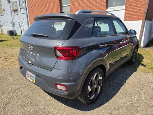 Used 2024 Hyundai Venue SEL FWD image 2