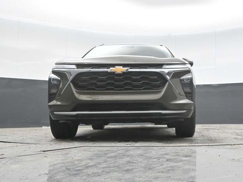 Used 2024 Chevrolet Trax LT w/ Sunroof Package FWD image 27