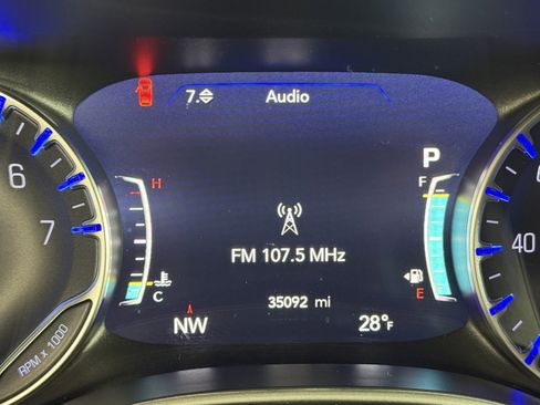 Used 2024 Chrysler Pacifica Touring-L FWD image 19