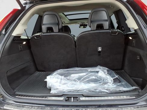 Used 2020 Volvo XC90 T6 Momentum w/ Protection Package Premier image 8