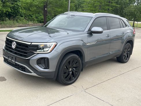 Used 2024 Volkswagen Atlas Cross Sport SE w/ Panoramic Sunroof Package image 5