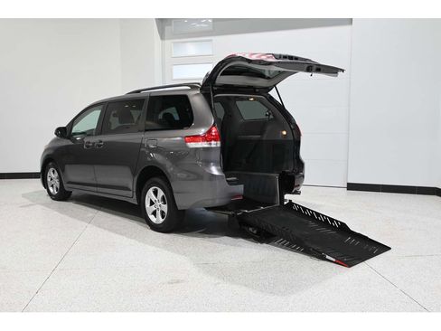 Used 2014 Toyota Sienna LE FWD image 2