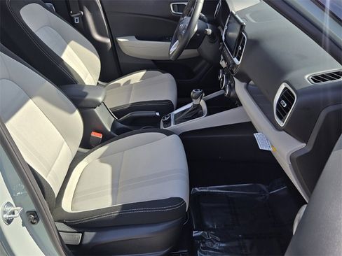 Certified 2025 Hyundai Venue SEL image 17