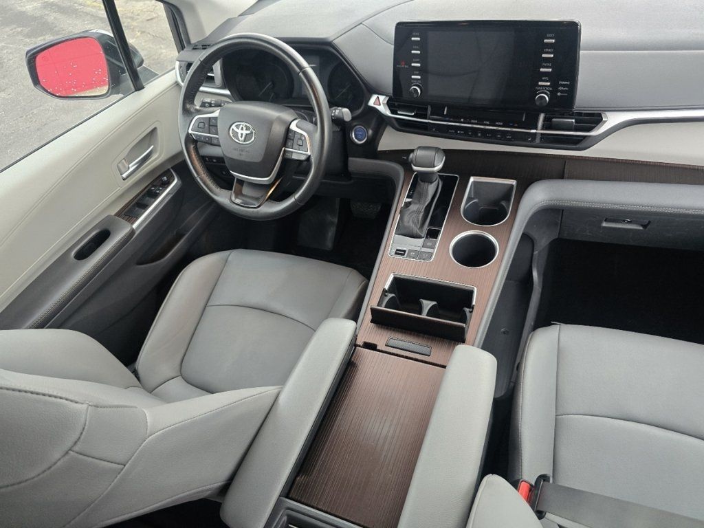 Certified 2024 Toyota Sienna XLE FWD image 23