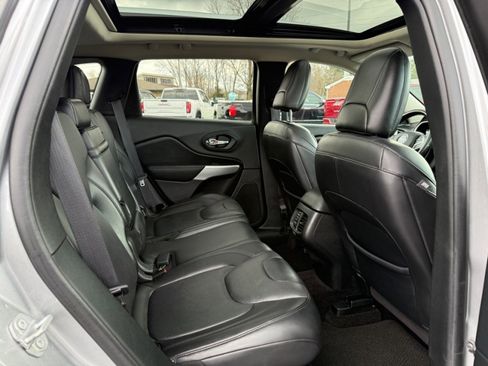Used 2017 Jeep Cherokee Overland AWD/4WD image 27