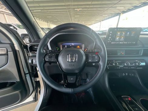 Used 2025 Honda Pilot Black Edition image 13