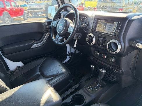 Used 2015 Jeep Wrangler Unlimited Rubicon w/ Connectivity Group image 26