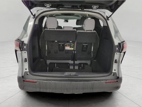 Used 2025 Toyota Sienna LE image 15