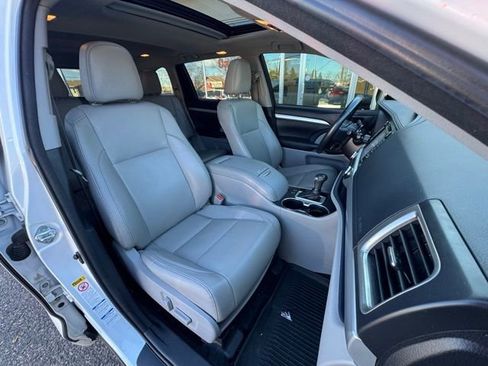 Used 2018 Toyota Highlander XLE image 11