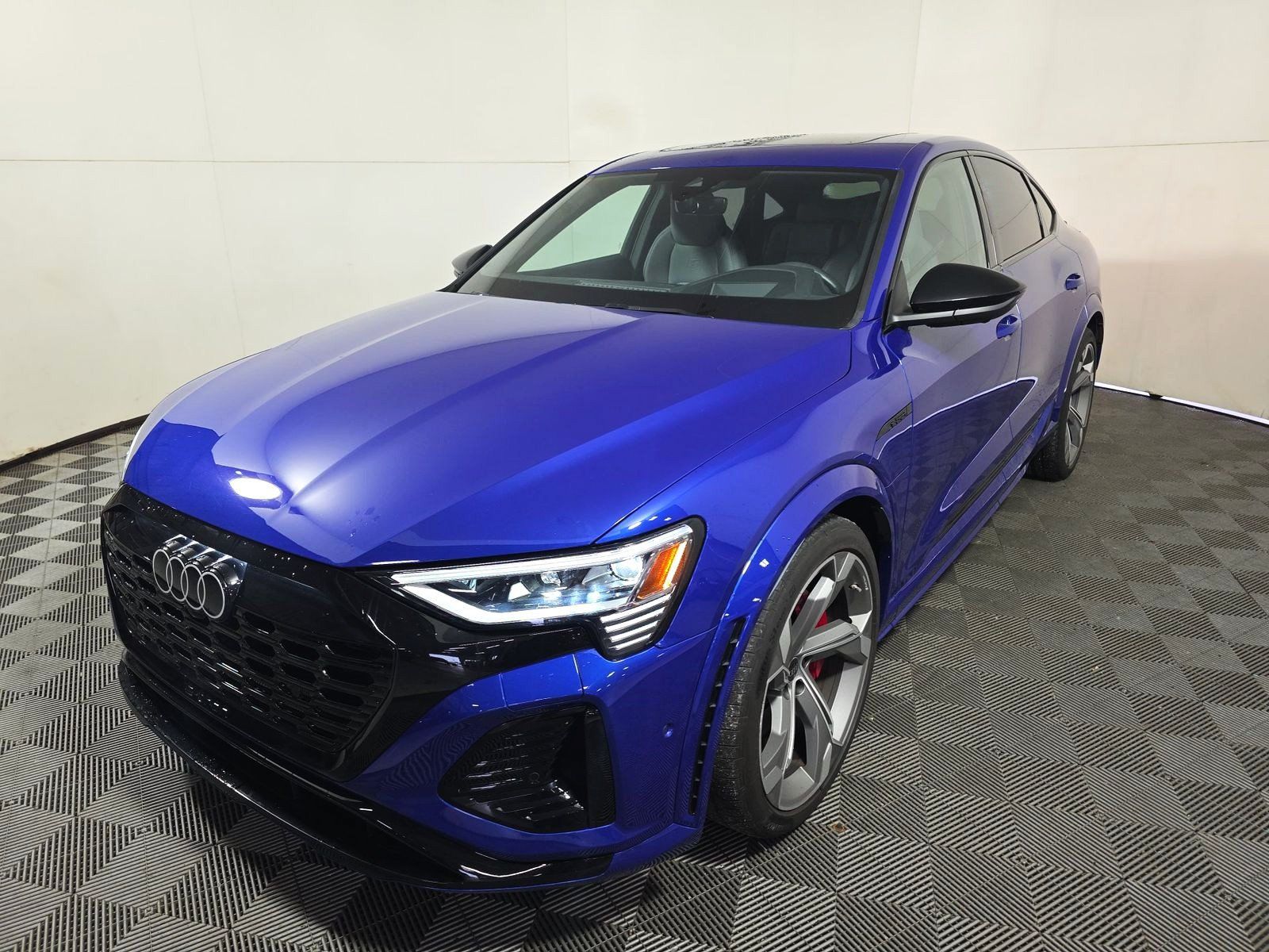 Used 2024 Audi SQ8 e-tron Prestige w/ Prestige Package AWD/4WD image 3