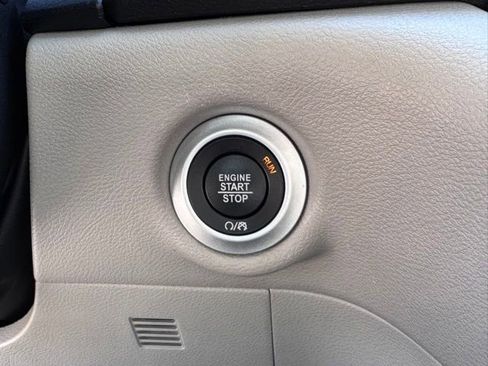 Used 2024 Chrysler Pacifica Touring-L FWD image 27