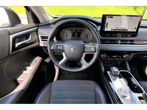 Used 2025 Mitsubishi Outlander SE FWD image 4