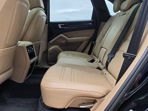 Used 2020 Porsche Cayenne AWD/4WD image 17